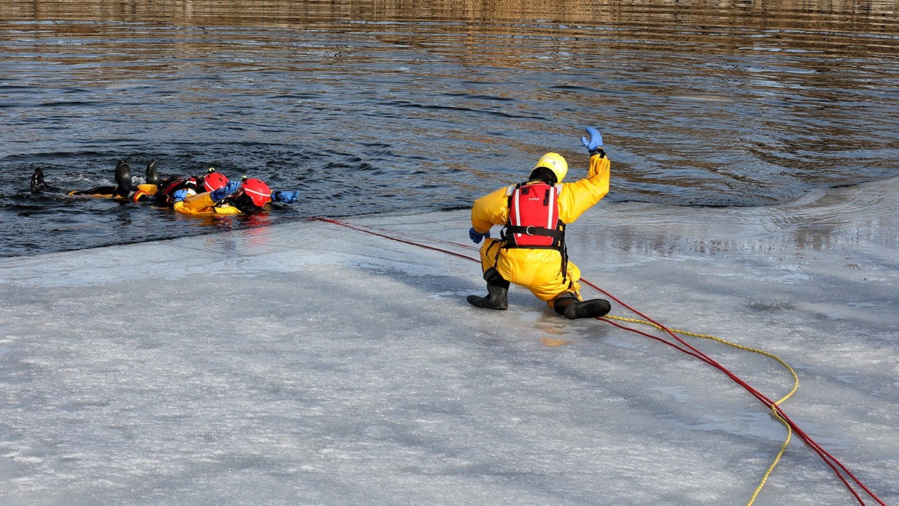 Un homme à l'eau sous la surveillance des pompiers