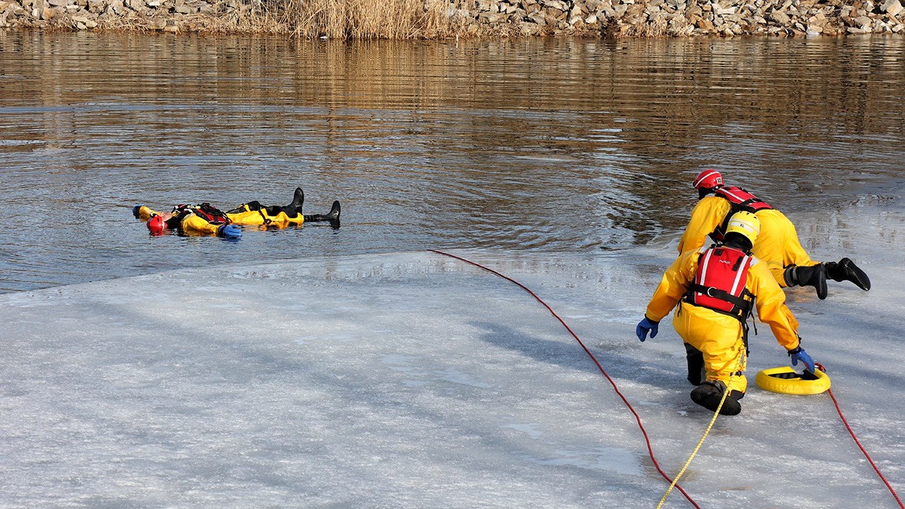 Un homme à l'eau sous la surveillance des pompiers