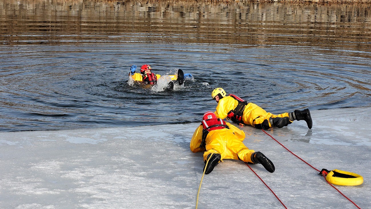 Un homme à l'eau sous la surveillance des pompiers