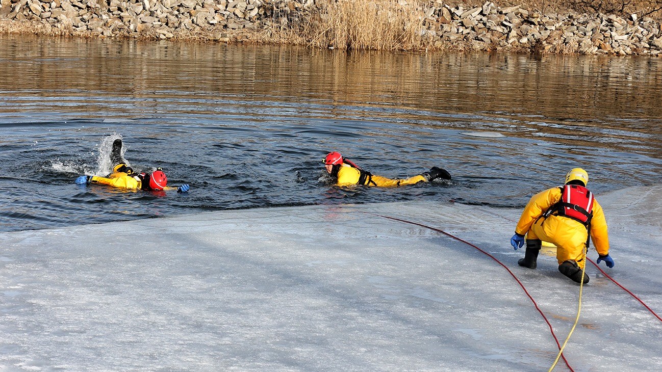 Un homme à l'eau sous la surveillance des pompiers