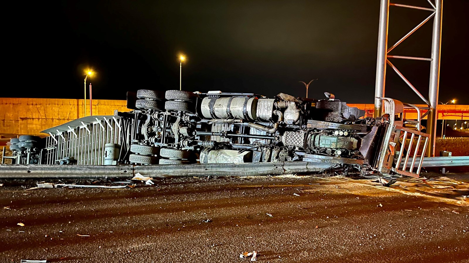 Un semi-remorque renversé sur l'autoroute 20
