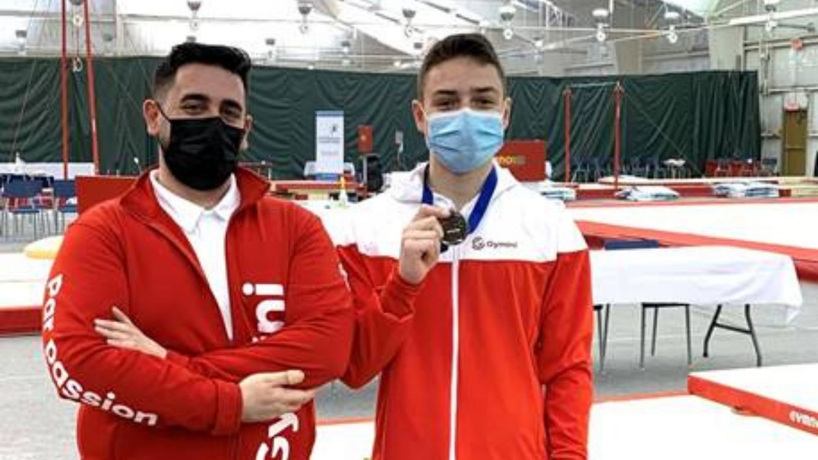 Samuel Dion (médaillé d’argent au saut) et son entraineur, Jonathan Tsambasis
