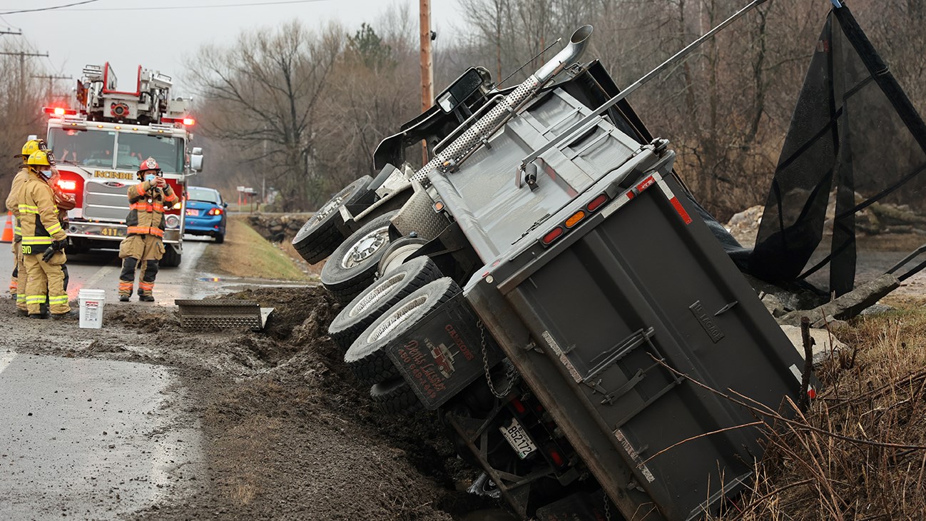 Un camion verse sur le côté
