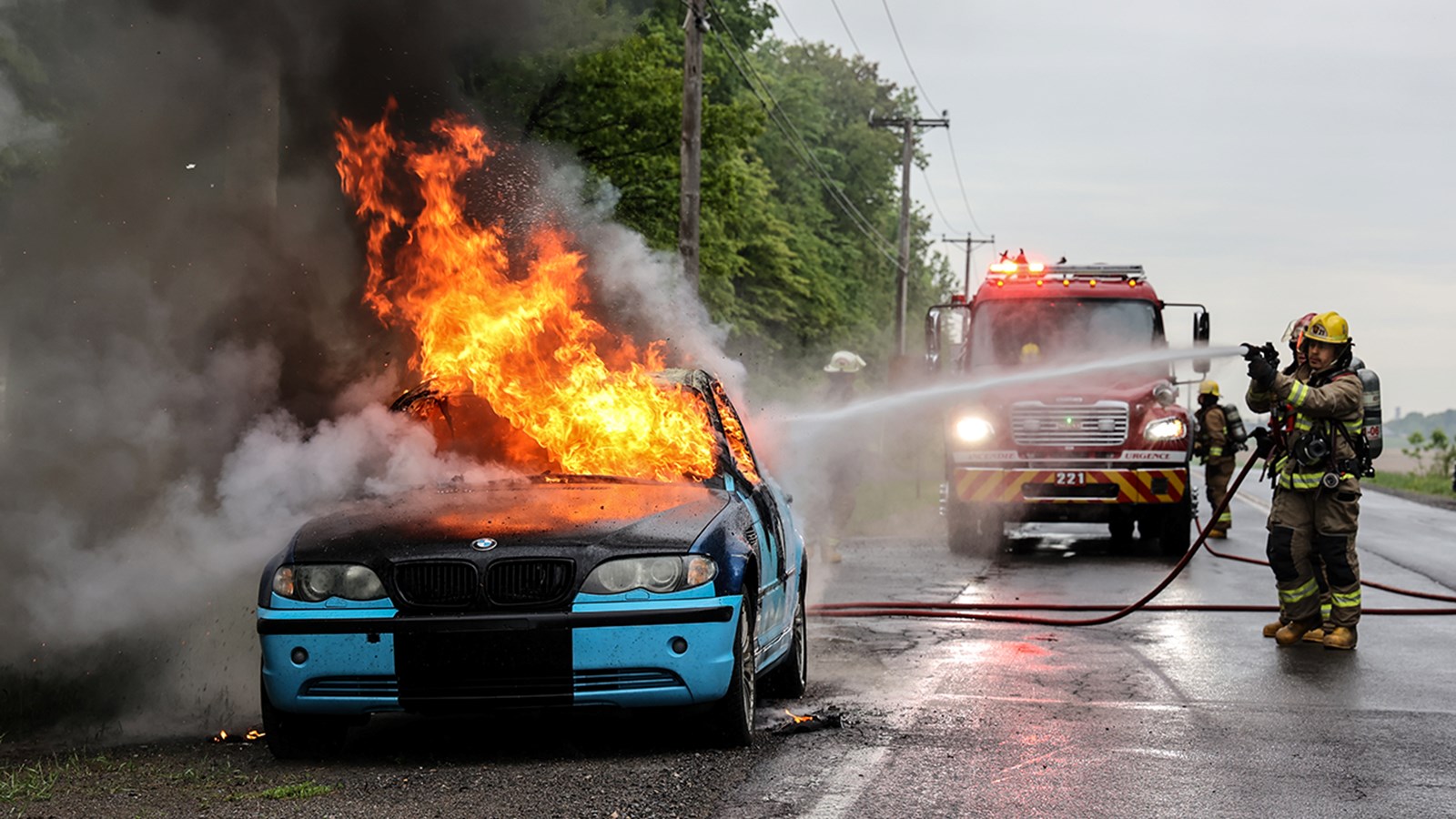 Un véhicule en flammes ralentit la circulation sur le chemin de la Cité-des-Jeunes 
