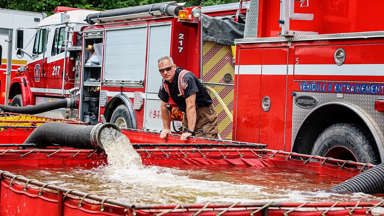 60 citernes de 1500 gallons d'eau auront été nécessaires à l'opération.