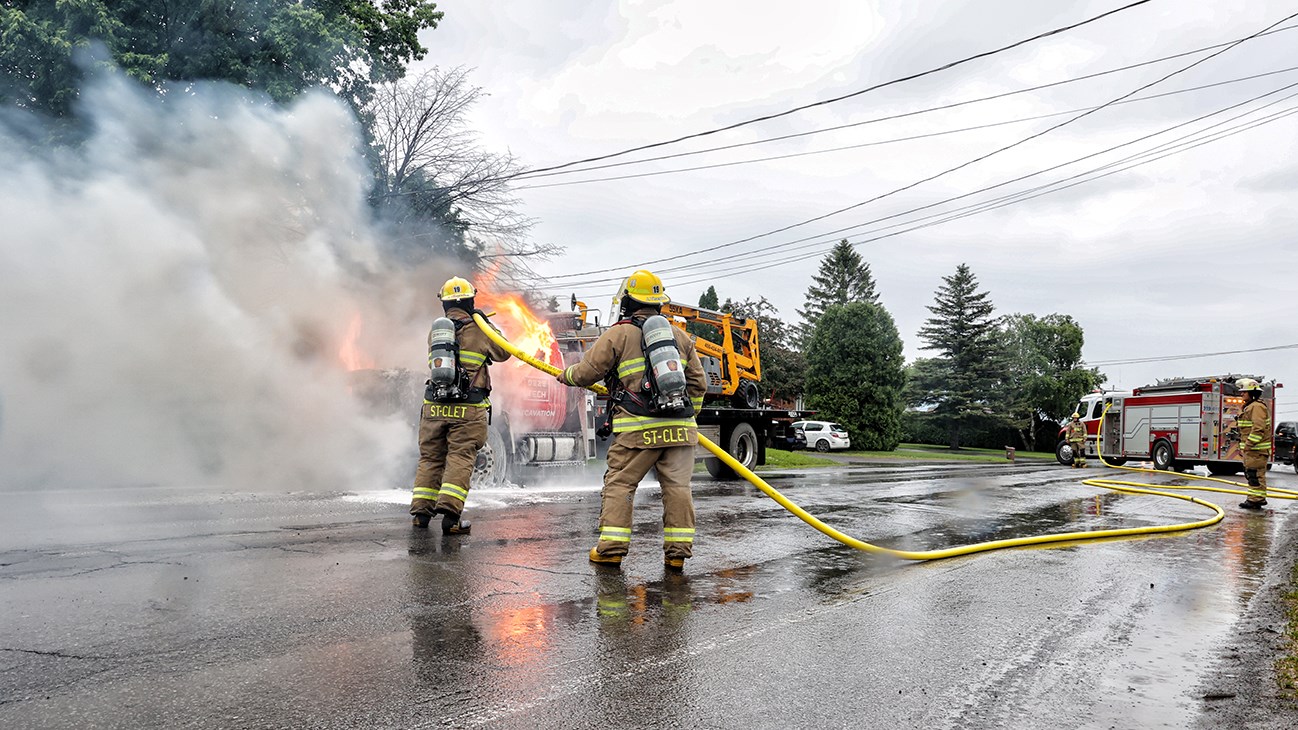 Véhicule en flamme et face-à-face dans Vaudreuil-Soulanges