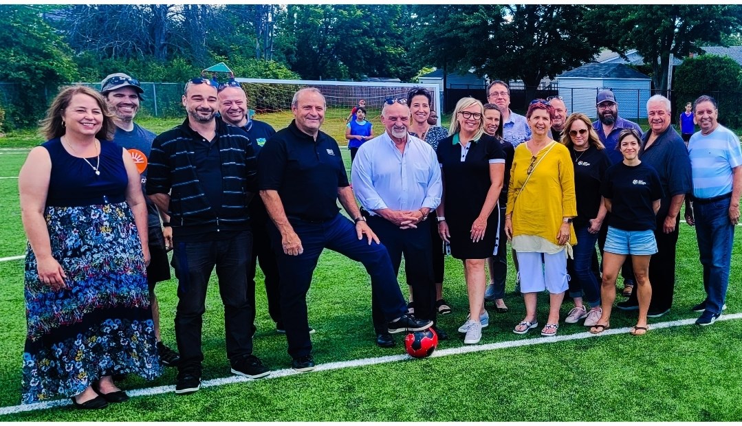 L'École primaire Harwood inaugure son terrain de soccer synthétique