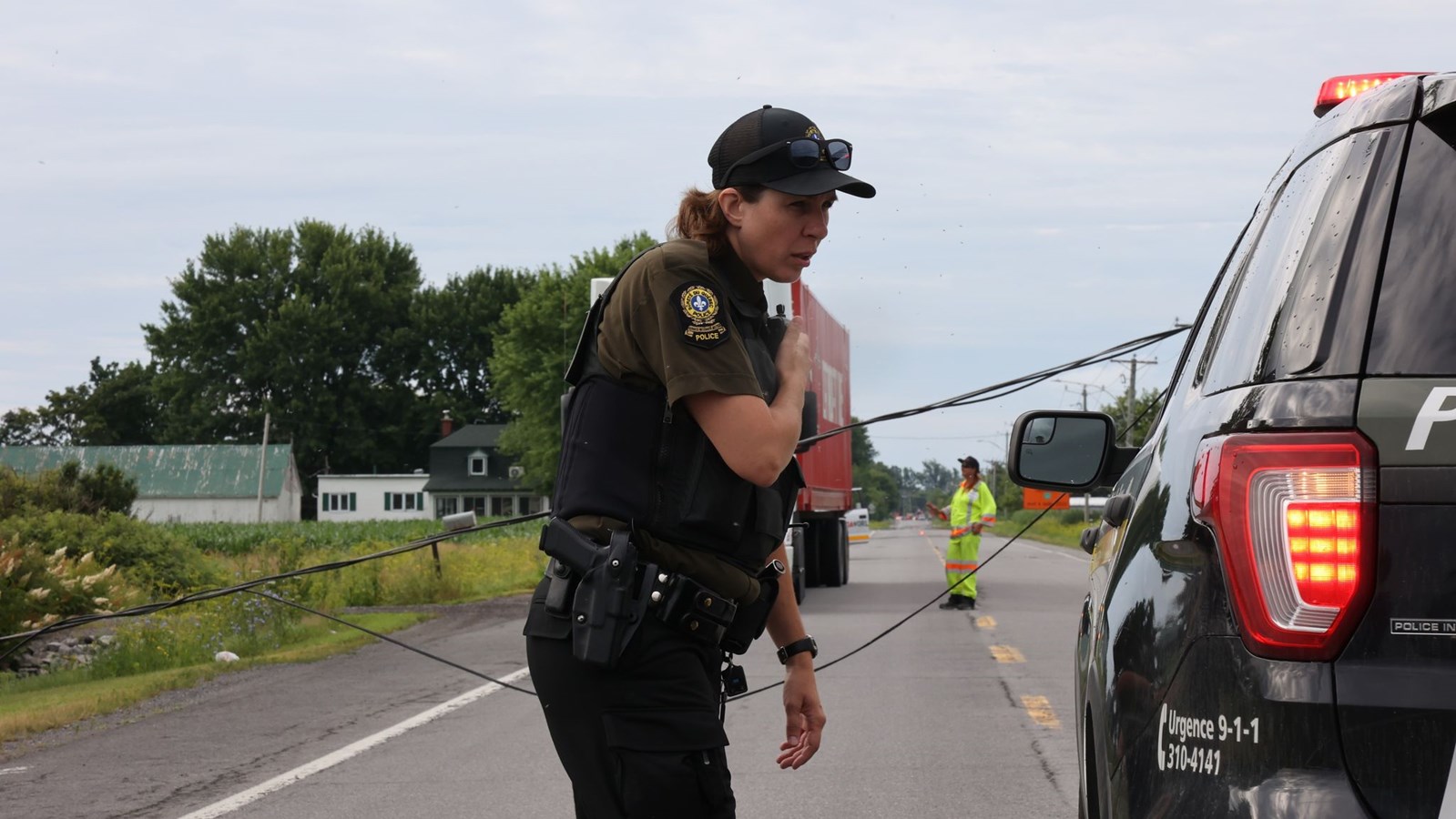 Un camion benne arrache un poteau électrique et des fils sur la route 201 