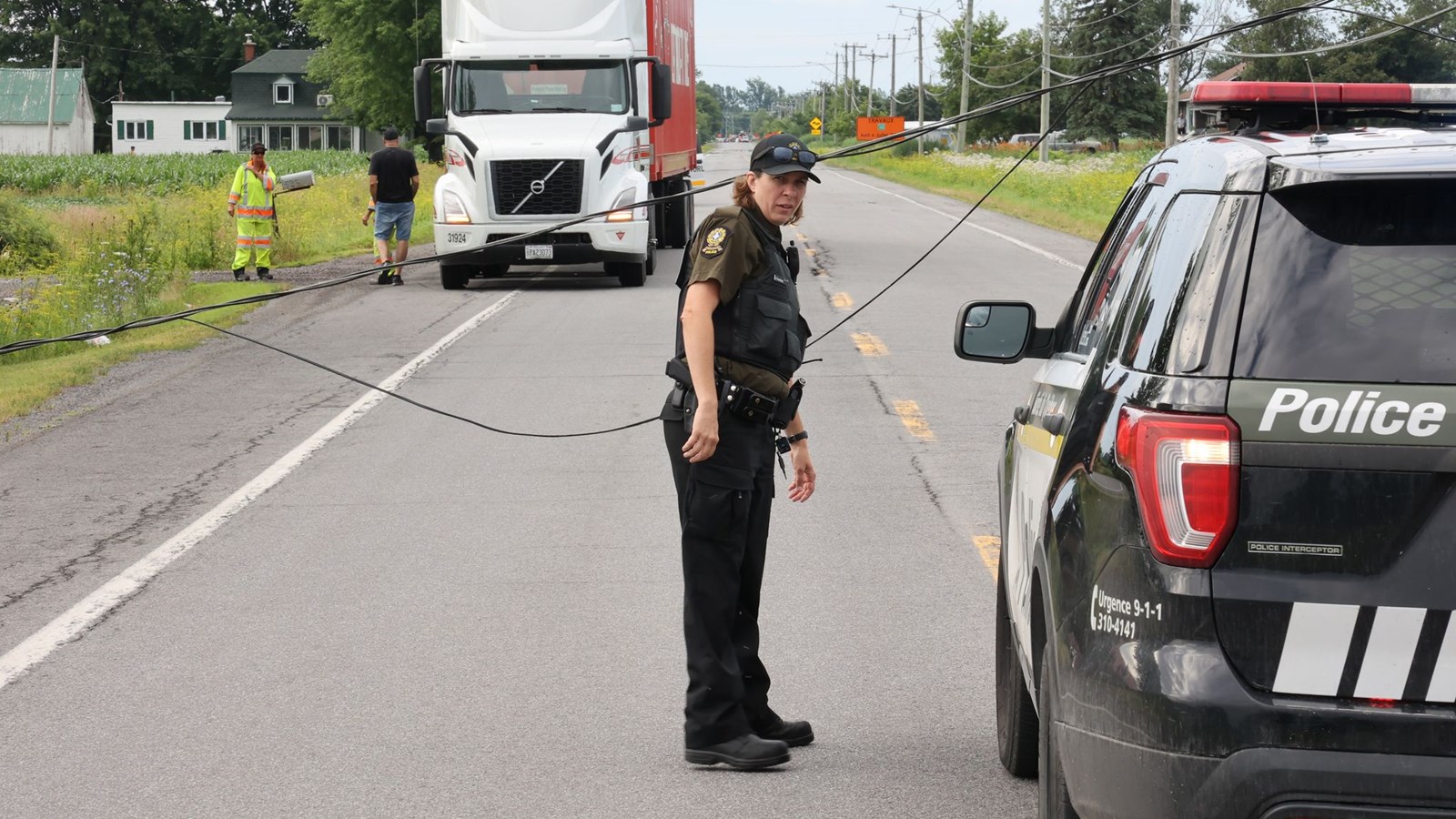 Un camion benne arrache un poteau électrique et des fils sur la route 201 