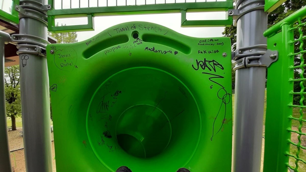 Des graffitis ornent les structures de jeux au parc Bédard à Saint-Lazare