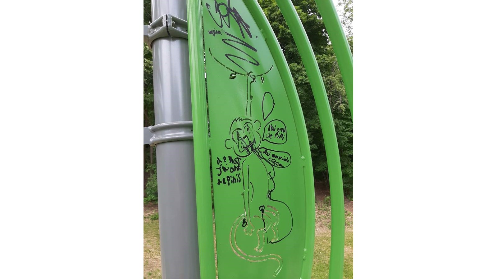 Des graffitis ornent les structures de jeux au parc Bédard à Saint-Lazare