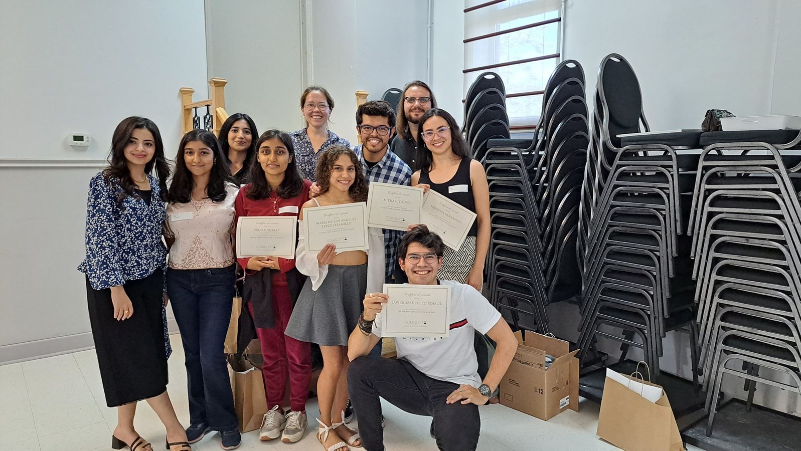 Les huit participants du projet prennent la pose avec les enseignants Camille et Charles-André qui les ont accompagné tout l'été dans les différentes activités