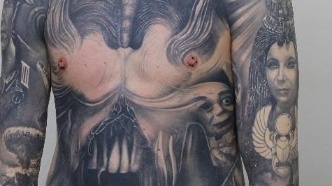 L'homme a plusieurs tatouages sur le corps comme en témoigne cette photo de son torse.  