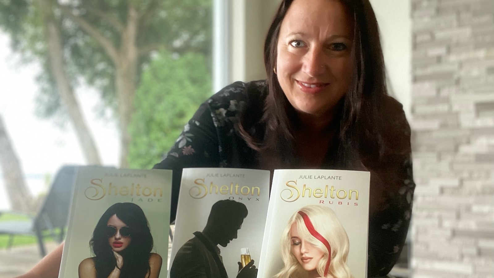 L'auteure et citoyenne de Rivière-Beaudette a lancé le 8 juillet dernier les trois tomes de sa trilogie Shelton intitulés Rubis, Jade et Onyx