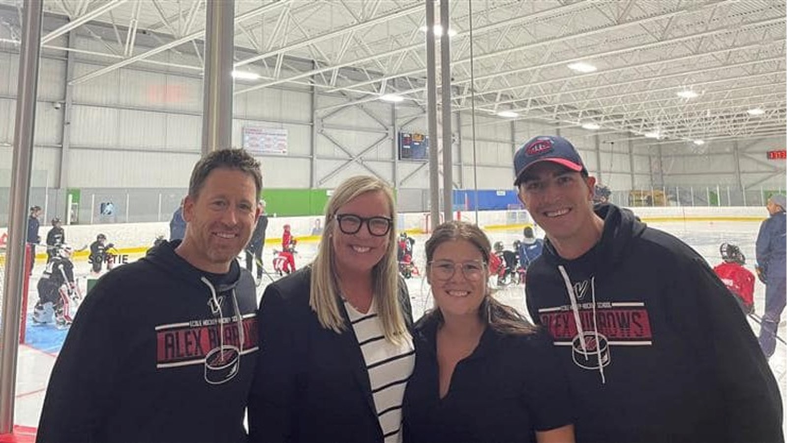 Une visite de l'école de hockey Alex Burrows pour la députée de Vaudreuil