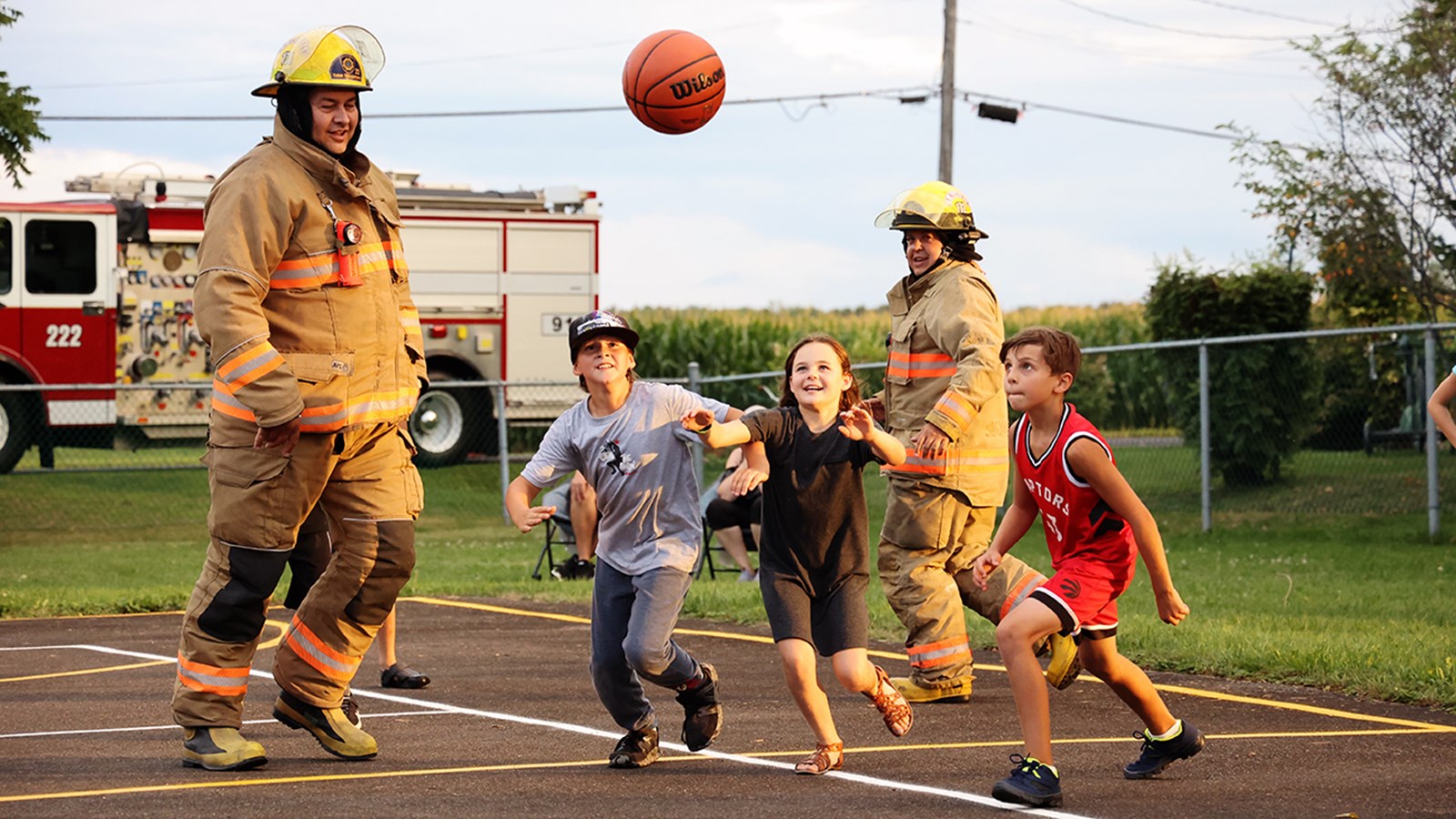 Jouer au basket pour tisser des liens et s’entraîner à endurer la chaleur