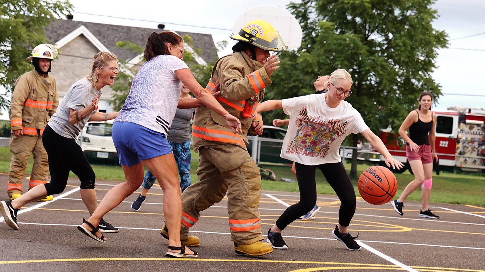 Jouer au basket pour tisser des liens et s’entraîner à endurer la chaleur