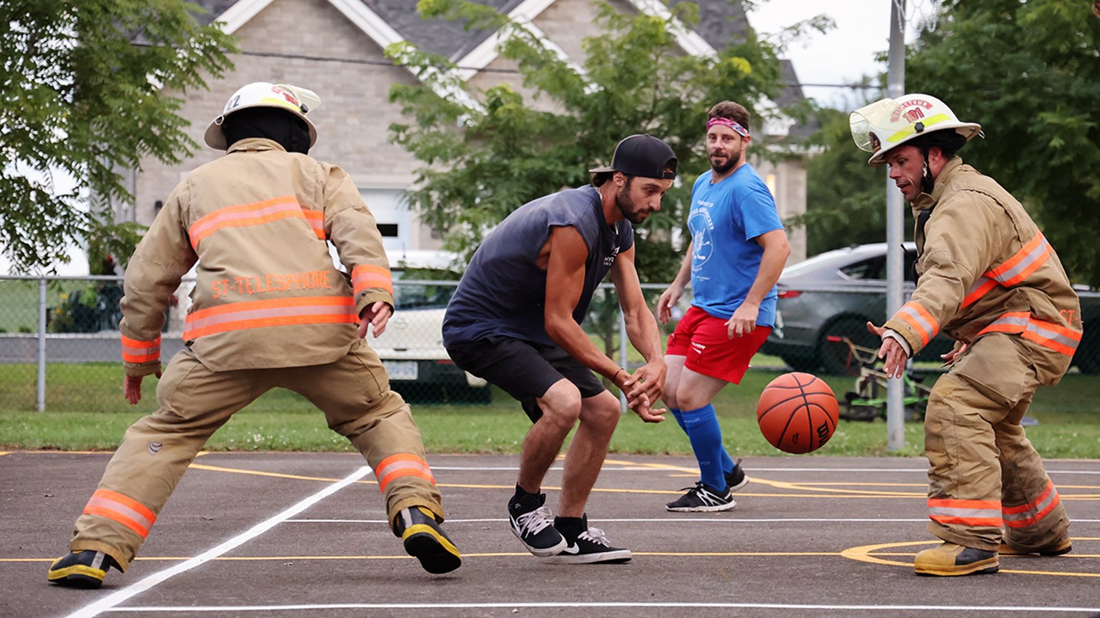 Jouer au basket pour tisser des liens et s’entraîner à endurer la chaleur