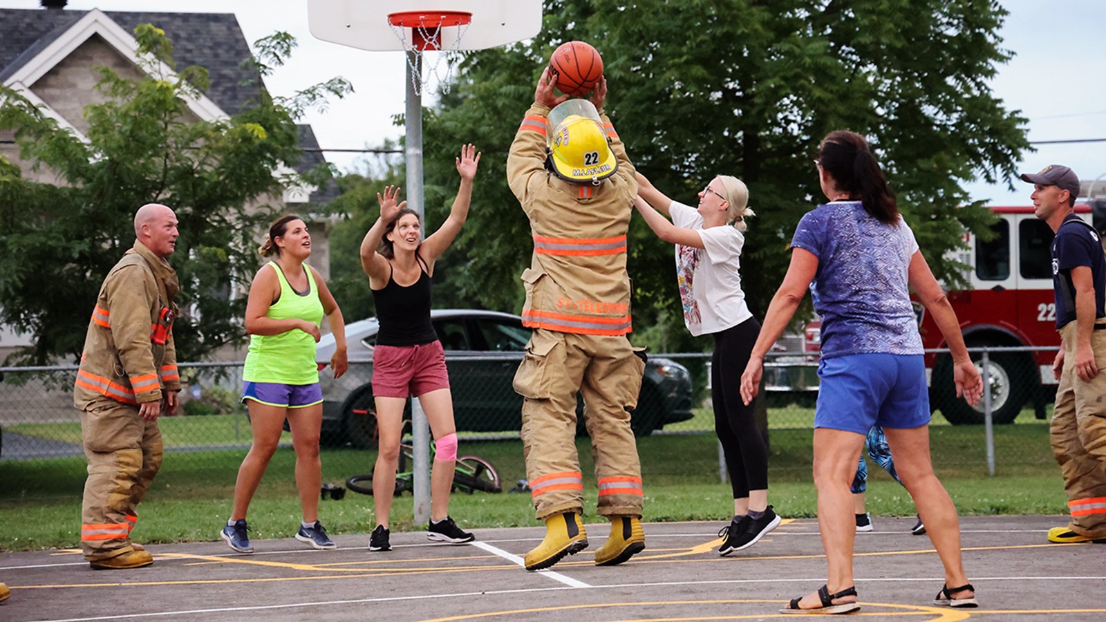 Jouer au basket pour tisser des liens et s’entraîner à endurer la chaleur