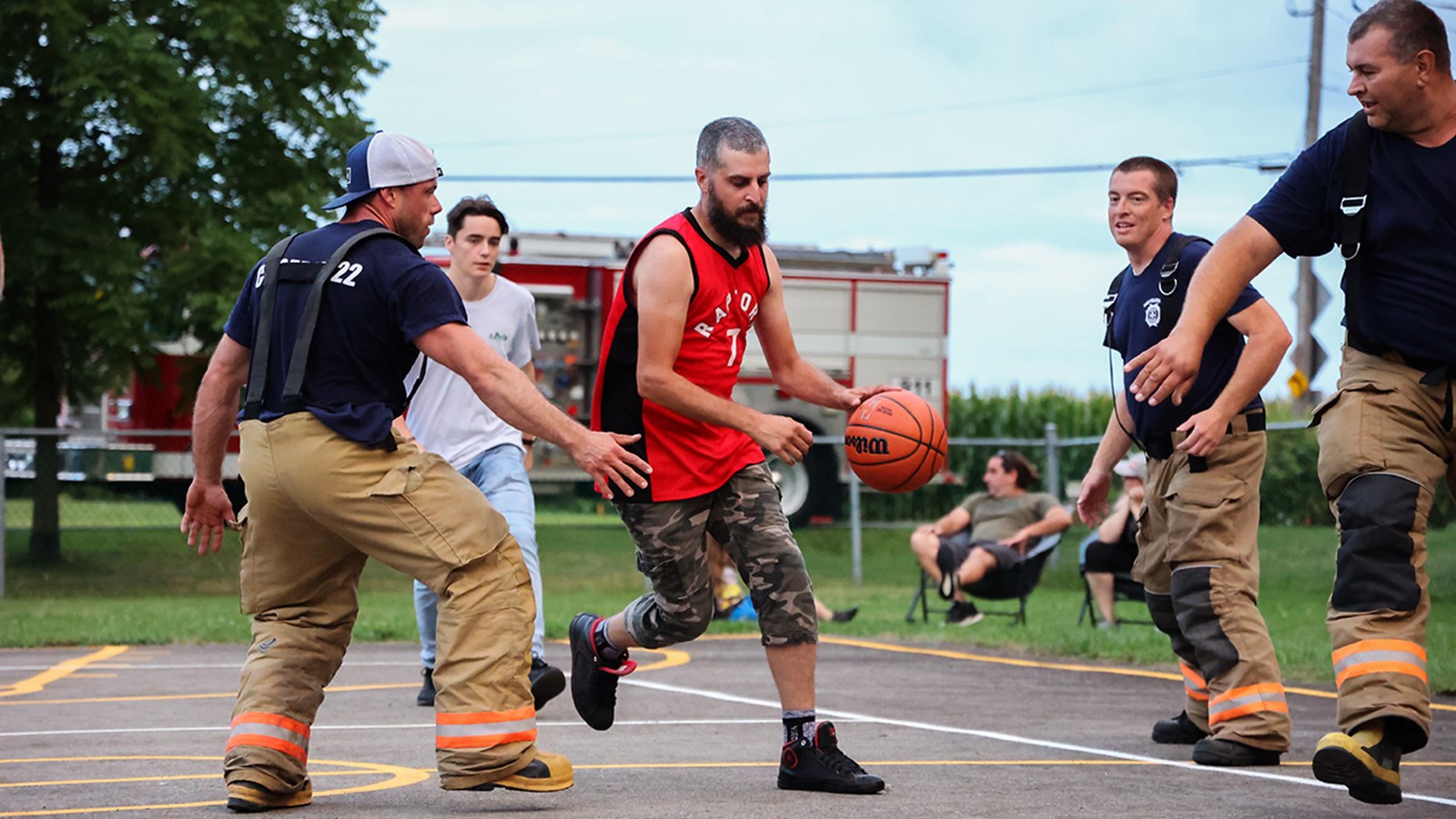 Jouer au basket pour tisser des liens et s’entraîner à endurer la chaleur