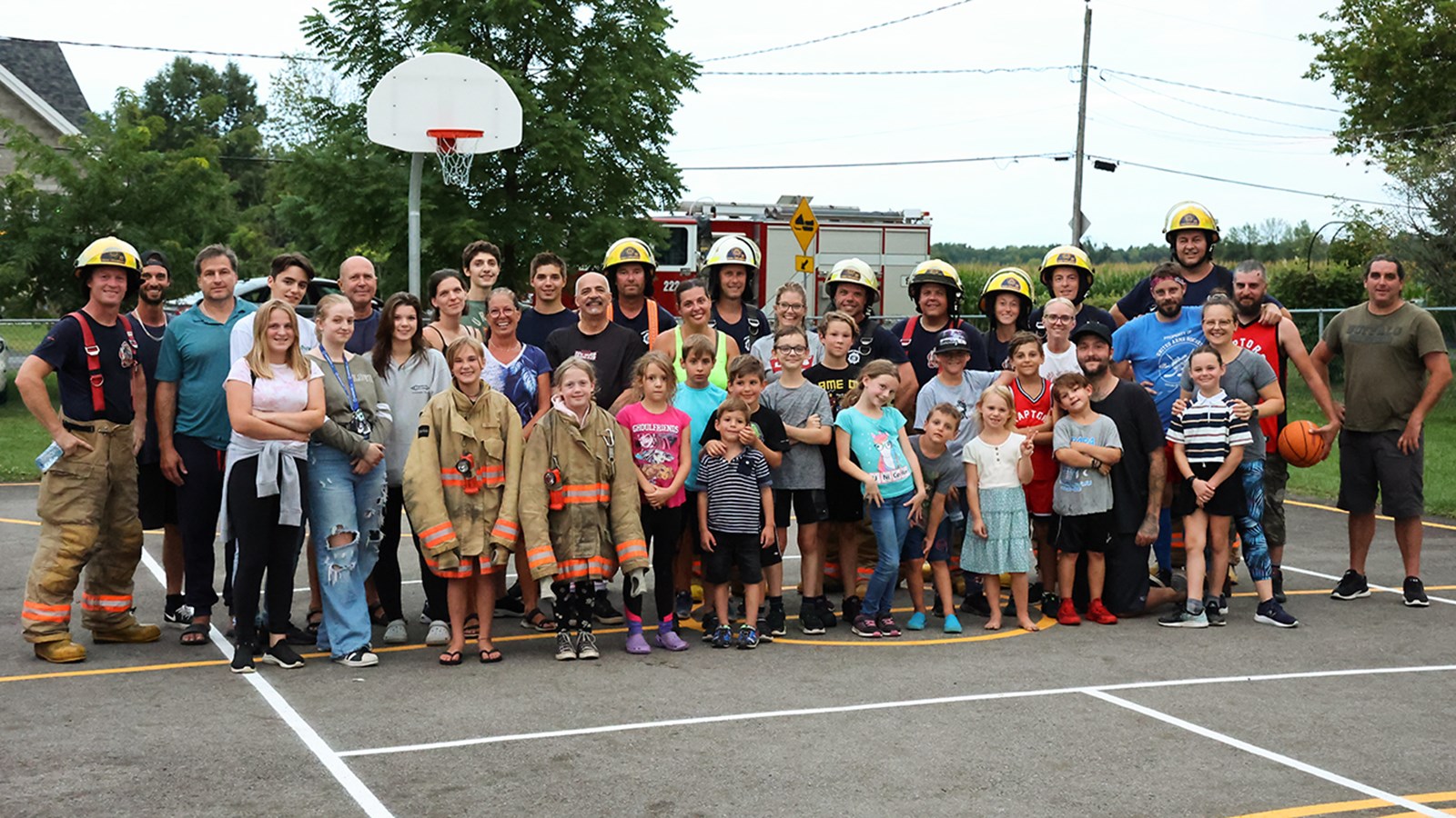 Jouer au basket pour tisser des liens et s’entraîner à endurer la chaleur