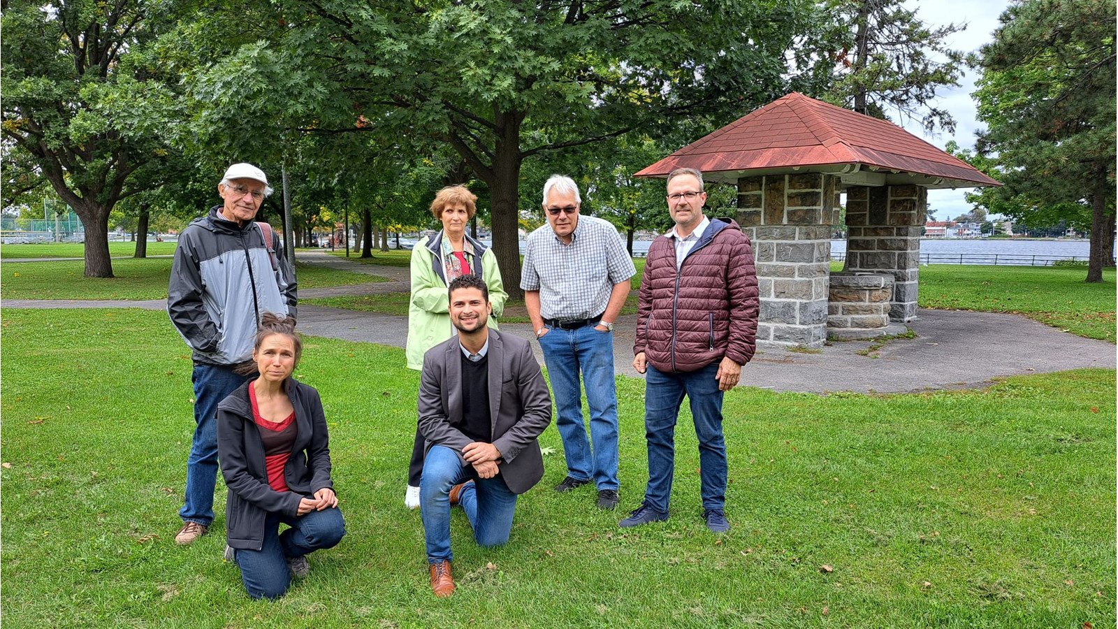 Le maire Miguel Lemieux, à genoux à l'avant, prend la pose avec l'instigatrice Judy-Fay Ferron (à genoux) et des bénévoles de CRIVERT impliqués dans le projet et le conseiller municipal Jean-François Giroux