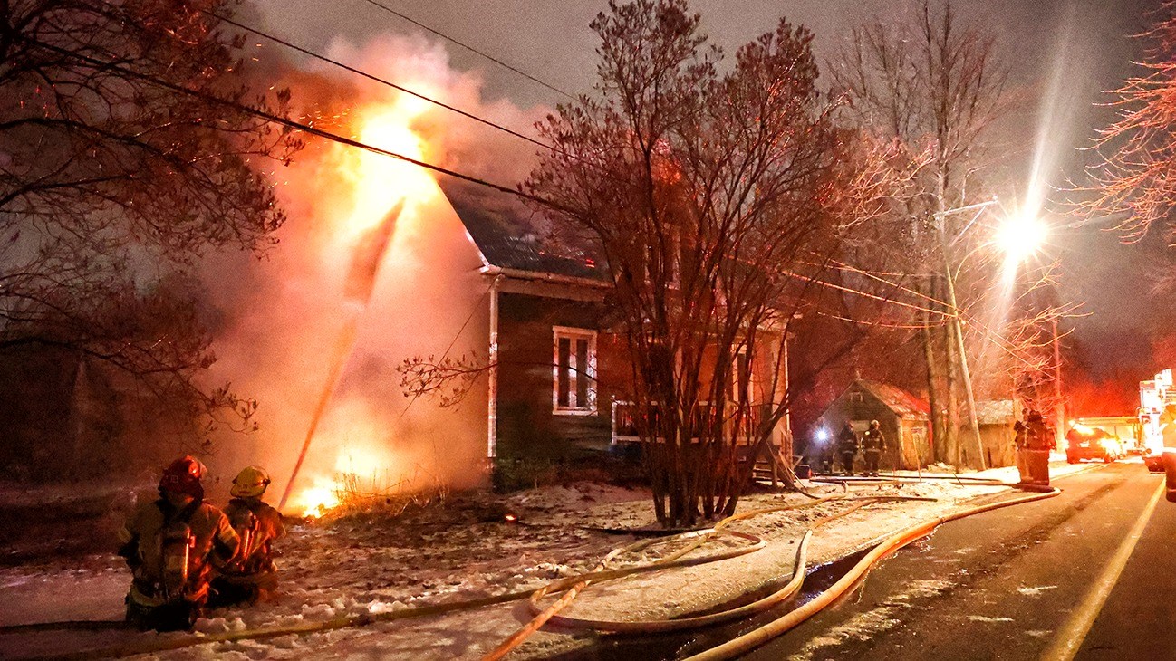 Une maison centenaire est détruite par le feu à Coteau-du-Lac 