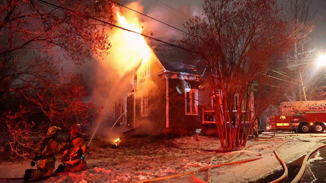 Une maison centenaire est détruite par le feu à Coteau-du-Lac 