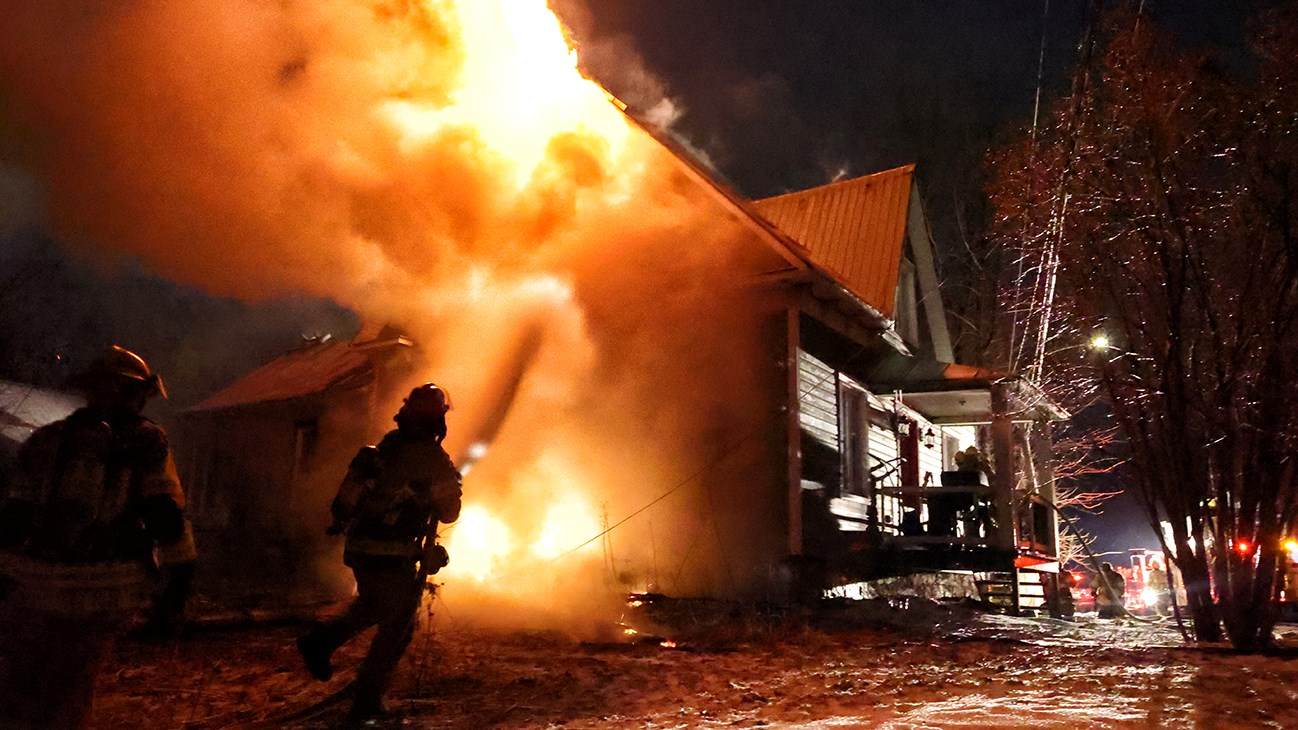 Une maison centenaire est détruite par le feu à Coteau-du-Lac 