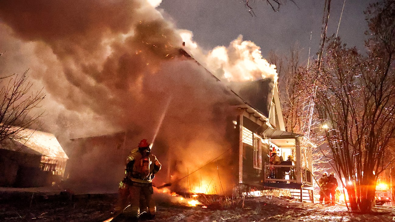 Une maison centenaire est détruite par le feu à Coteau-du-Lac 