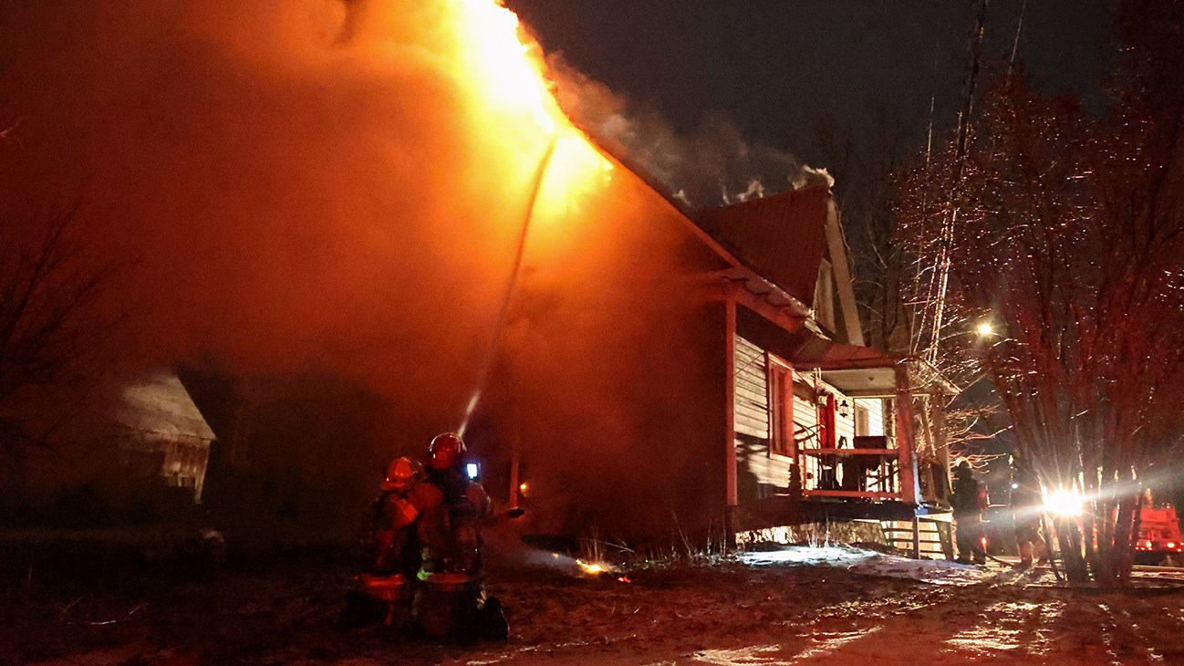 Une maison centenaire est détruite par le feu à Coteau-du-Lac 