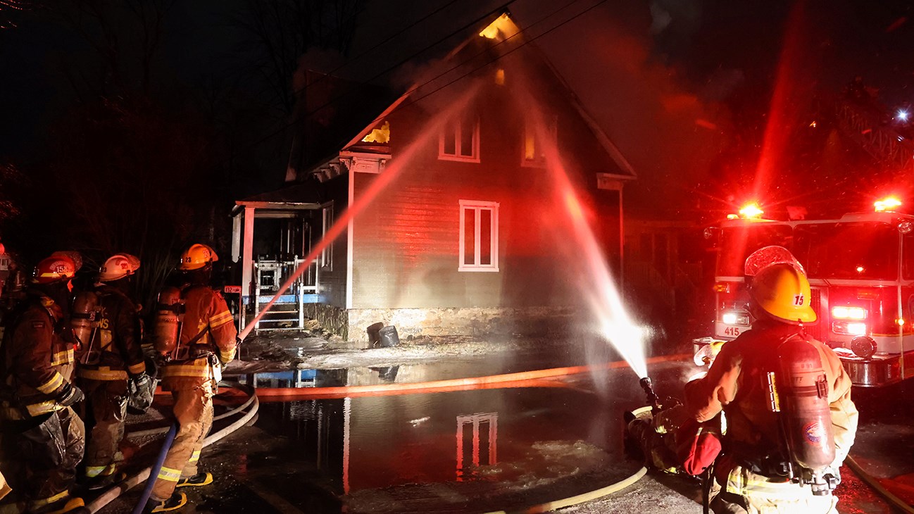 Une maison centenaire est détruite par le feu à Coteau-du-Lac 