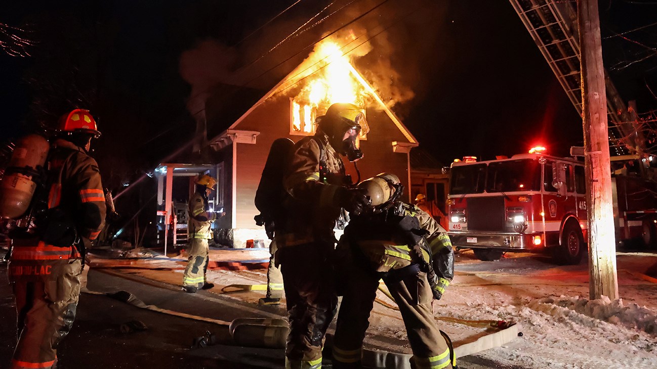 Une maison centenaire est détruite par le feu à Coteau-du-Lac 