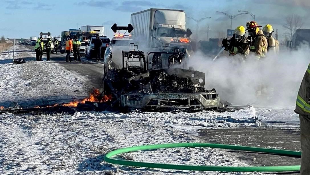 Véhicule en flammes sur l'autoroute 20 ouest