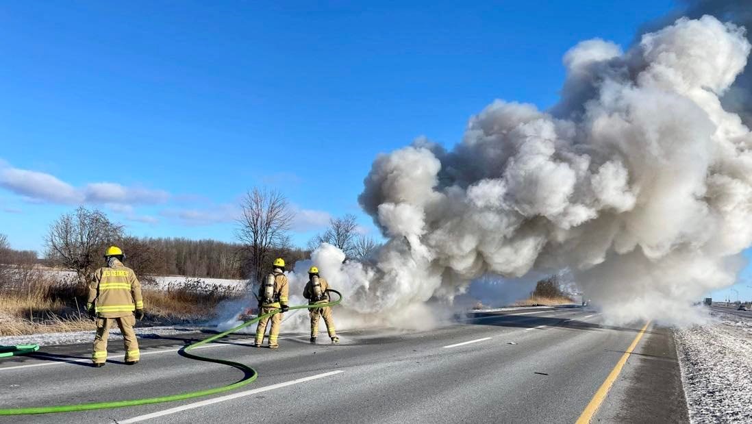 Véhicule en flammes sur l'autoroute 20 ouest