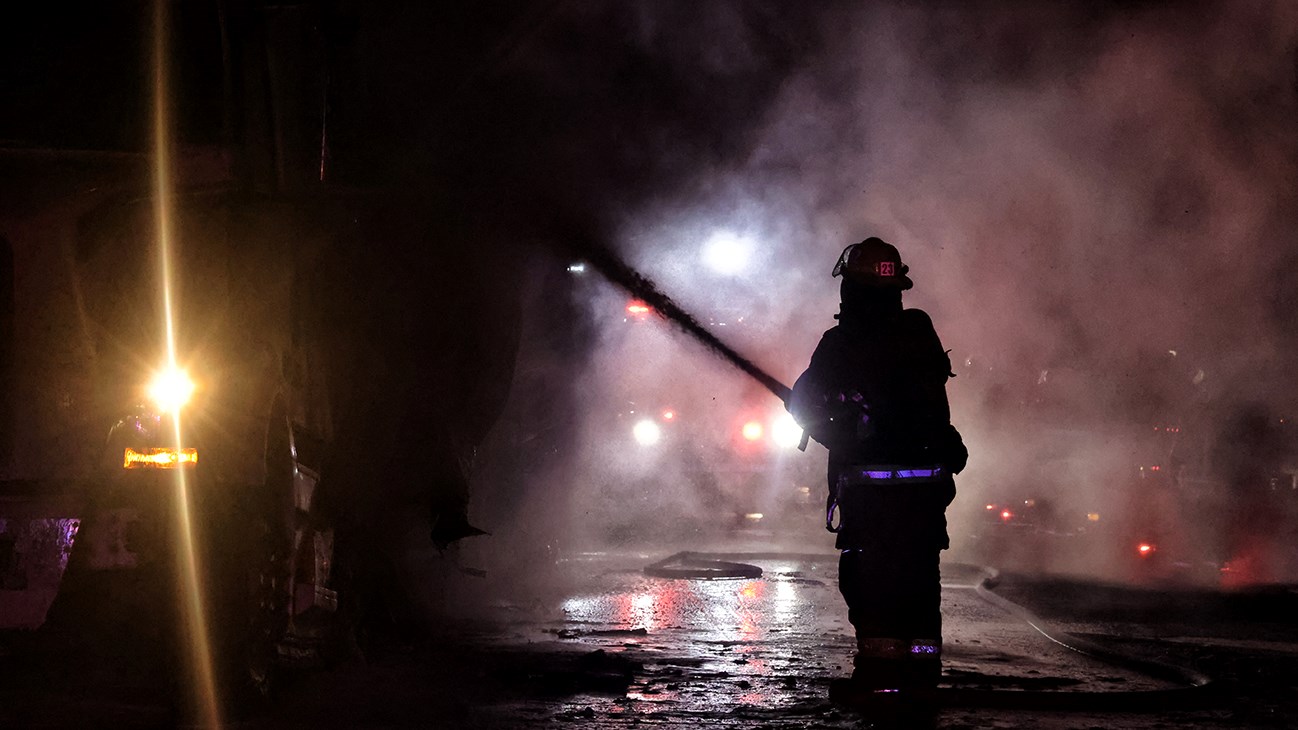 Un semi-remorque entièrement détruit par les flammes sur l'A20
