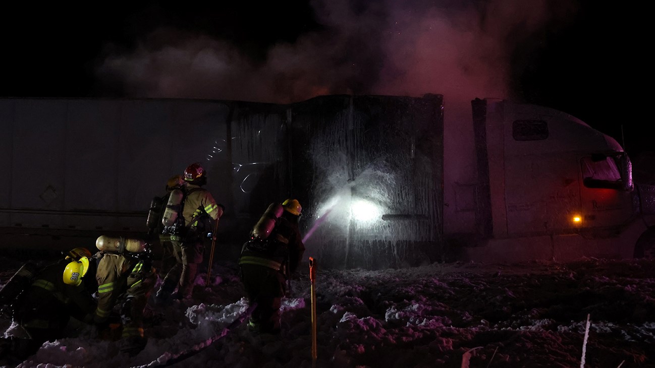 Un semi-remorque entièrement détruit par les flammes sur l'A20