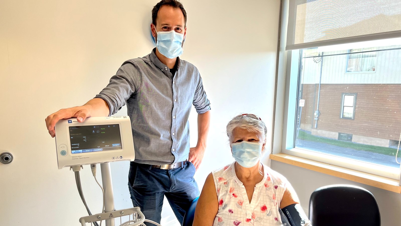 Sur la photo, on reconnait Samuel Laplante, chef du département d'insuffisance rénale à l'Hôpital du Suroît et Mme Déry qui pu bénéficier du nouvel appareil à la suite de son achat