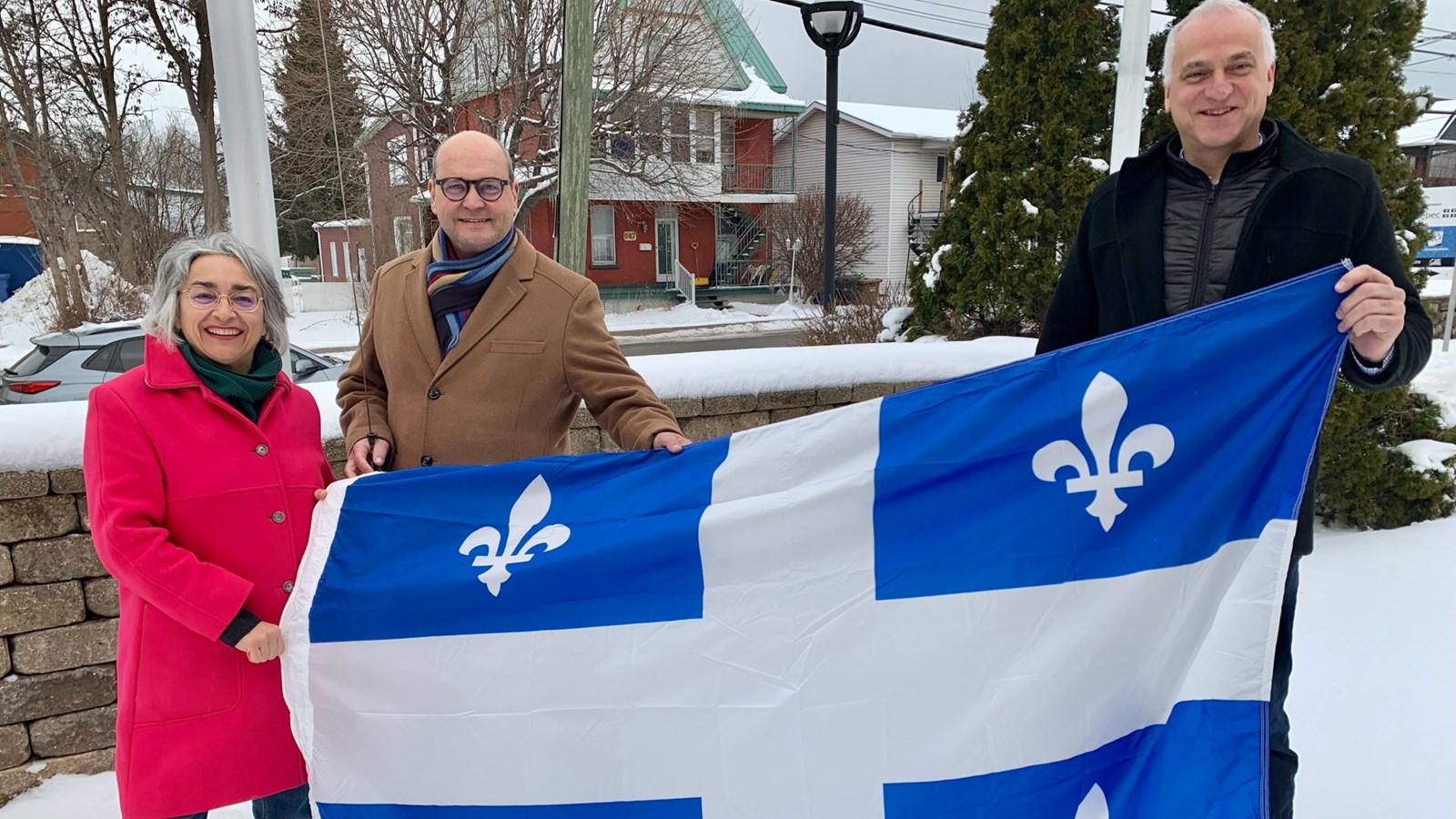 La députée Claude DeBellefeuille prend la pose avec le député de Beauharnois, Claude Reid et le maire de Beauharnois, Alain Dubuc