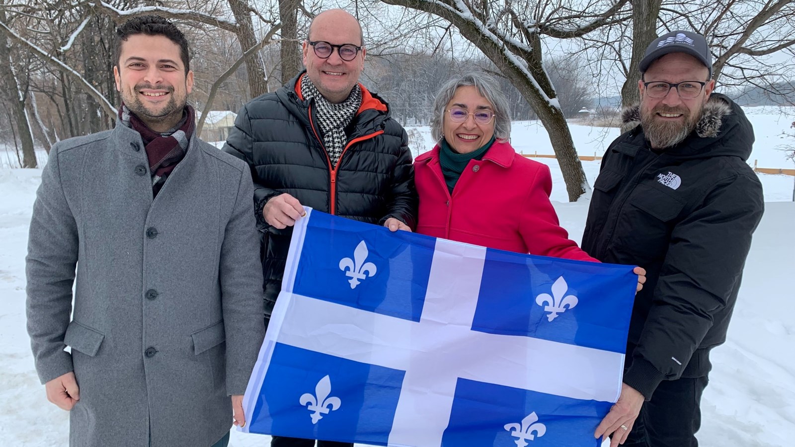La députée Claude DeBellefeuille est entourée sur la photo du maire de Salaberry-de-Valleyfield, Miguel Lemieux, du député de Beauharnois, Claude Reid et du conseiller municipal à Salaberry-de-Valleyfield, Jean-François Giroux
