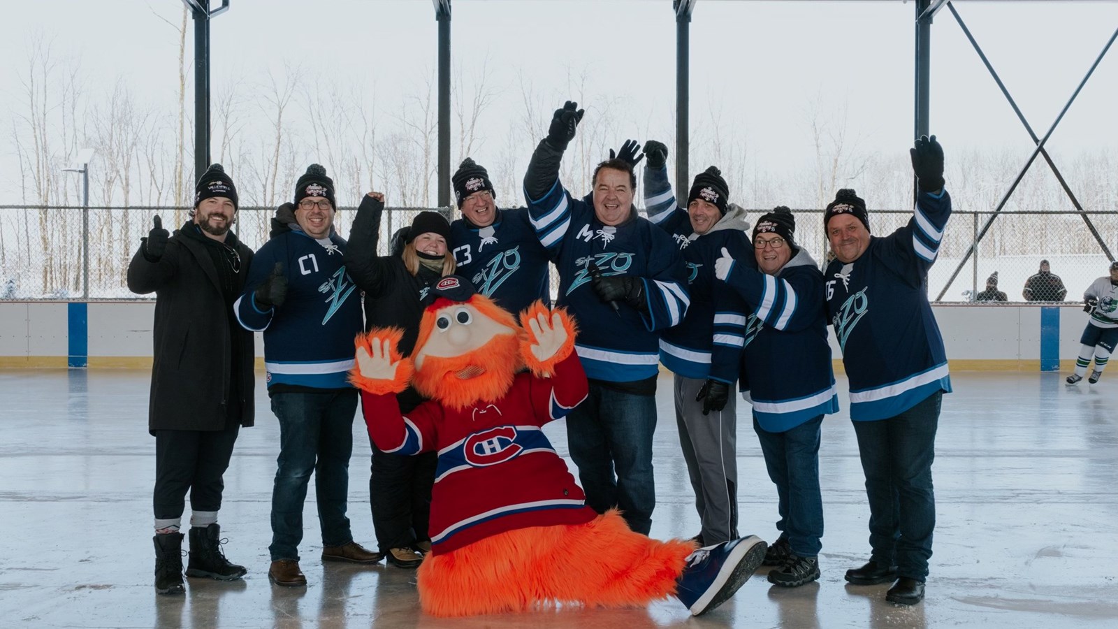 Le conseil municipal prend la pose avec le célèbre Youppi!, mascotte officielle des Canadiens de Montréal