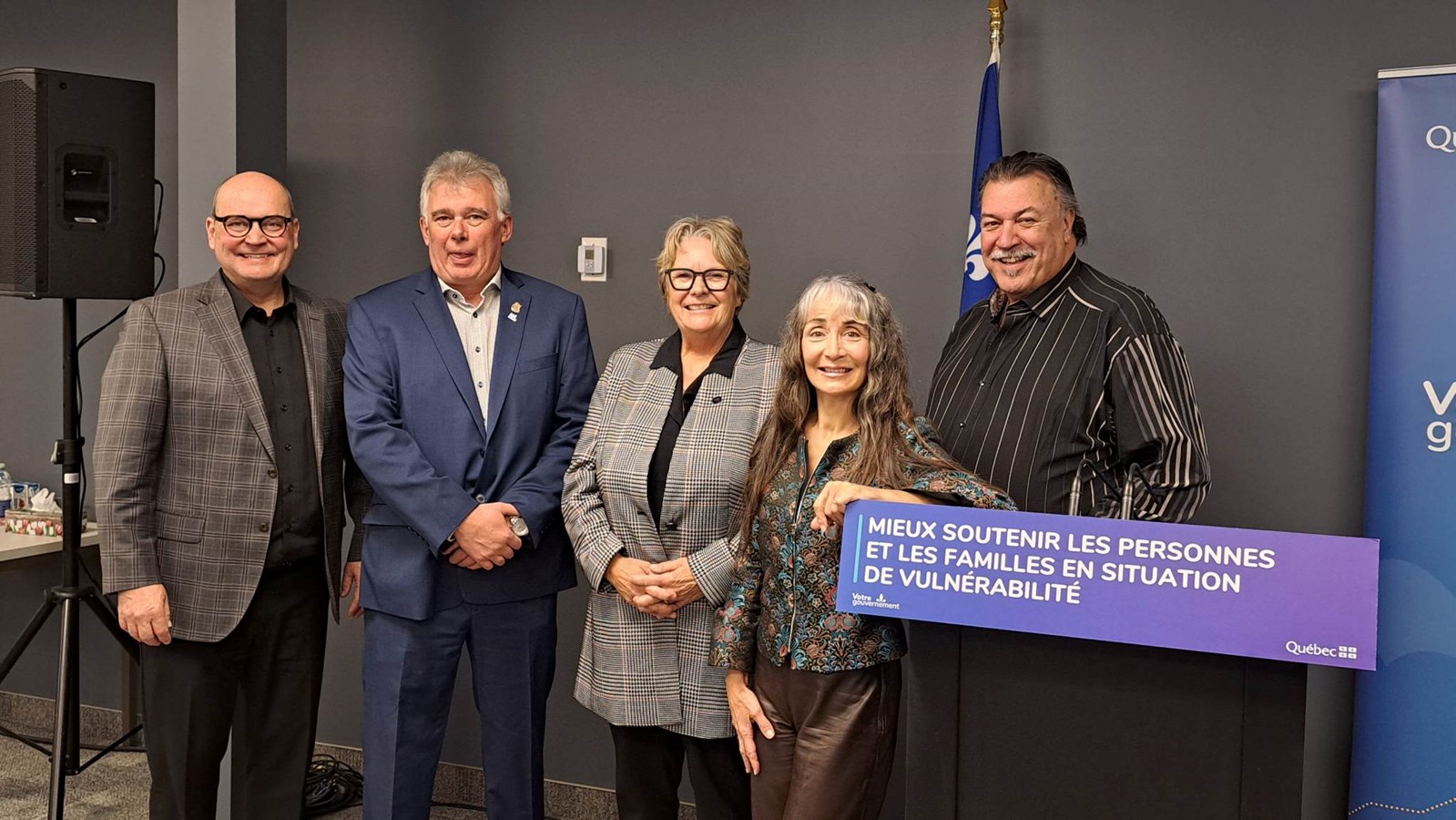 Le député de Beauharnois, Claude Reid et la ministre Chantal Rouleau prennent la pose avec le président de la Table de concertation de la Montérégie, Patrick Bousez, l'adjointe parlementaire de Mme Rouleau, Marie-Louise Tardif de même que le préfêt suppléant de la MRC de Beauharnois-Salaberry, Yves Daoust