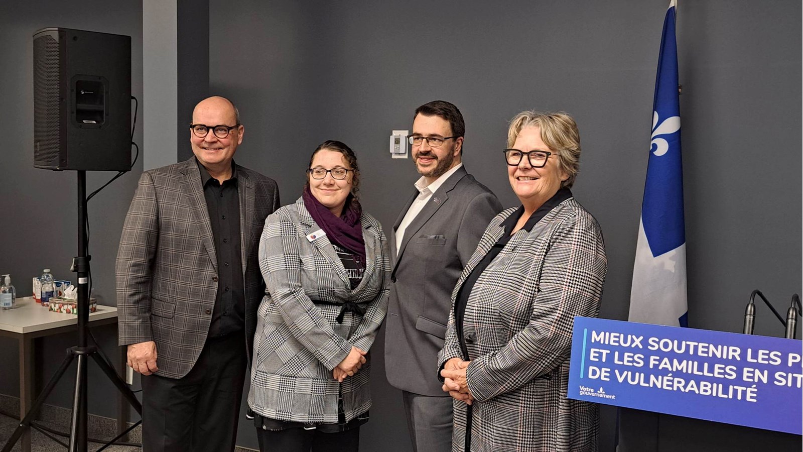 Sur la photo, on reconnaître le député de Beauharnois, Claude Reid, la directrice générale de la CDC Beauharnois-Salaberry, Edith Gariépy, le président de la Table nationale des Corporations de développement communautaire, Sébastien Guernon et la ministre Rouleau