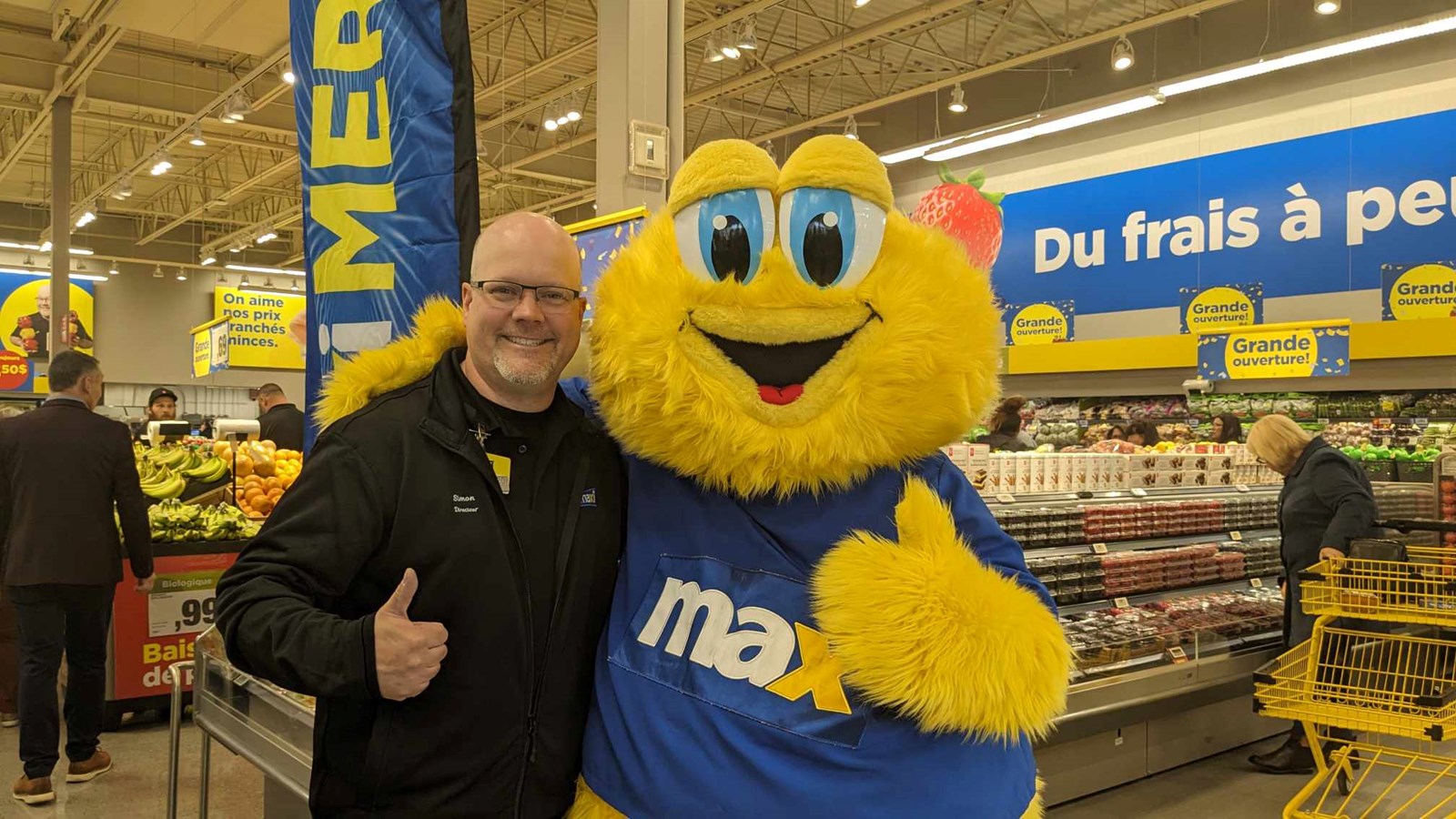 Simon Legault, natif de Saint-Lazare est le directeur de magasin. Il prend ici la pose avec Max, la mascotte de Maxi