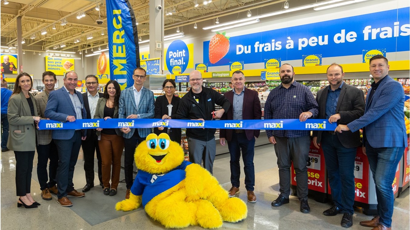Sur la photo de la coupure du ruban, on remarque la présence de la mairesse de Coteau-du-Lac, Andrée Brosseau et de plusieurs représentants de Maxi dont Max, la mascotte officielle