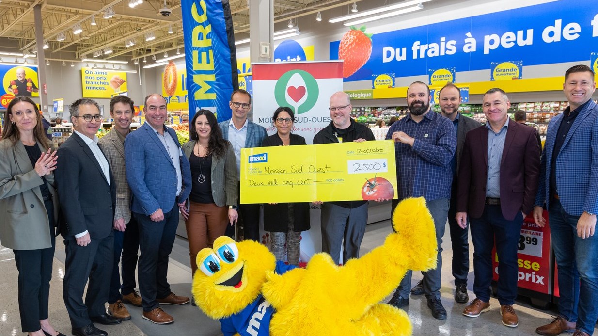 Sur la photo, on retrouve Simon Legault, directeur du magasin, Yan Ouellette, directeur développement et philanthropie Moisson Sud-Ouest et la mairesse de Coteau-du-Lac, Andrée Brosseau. Ils prennent la pose avec de nombreux représentants de Maxi et Max, la mascotte officielle