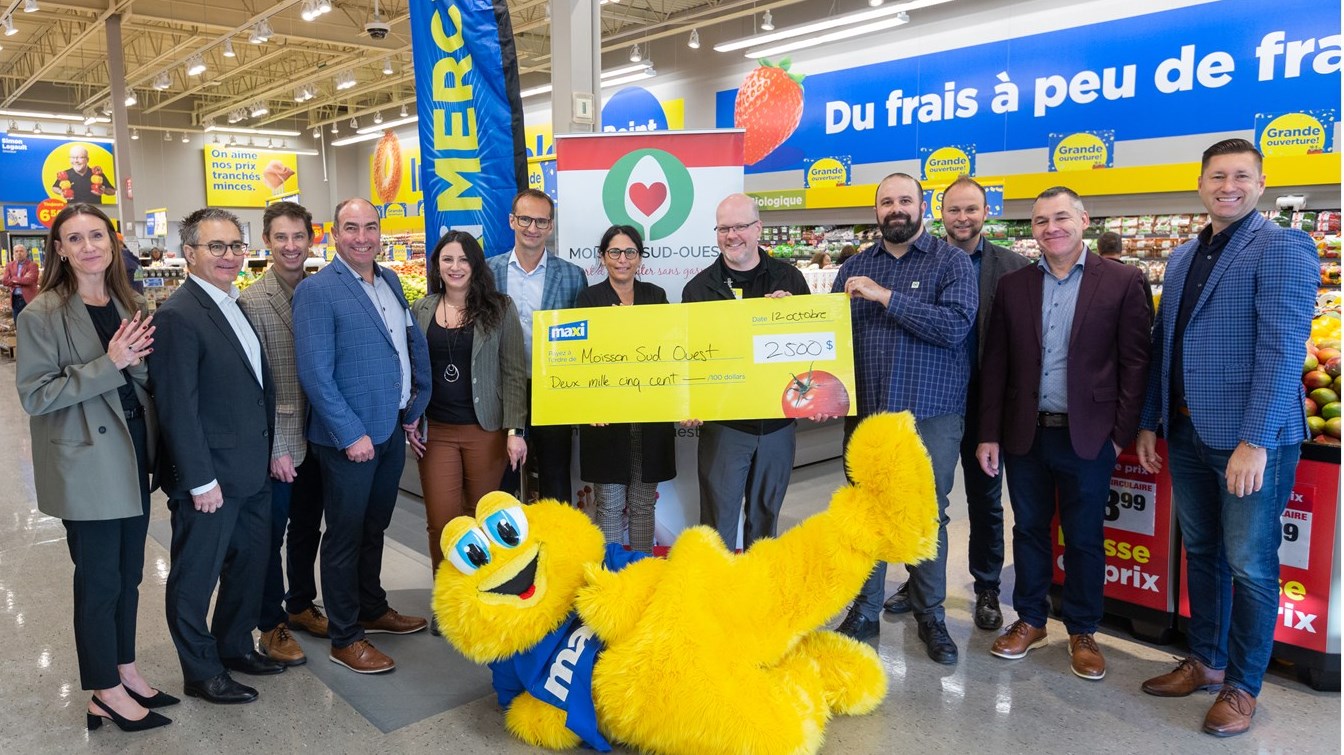 Sur la photo, on retrouve Simon Legault, directeur du magasin, Yan Ouellette, directeur développement et philanthropie Moisson Sud-Ouest et la mairesse de Coteau-du-Lac, Andrée Brosseau. Ils prennent la pose avec de nombreux représentants de Maxi et Max, la mascotte officielle