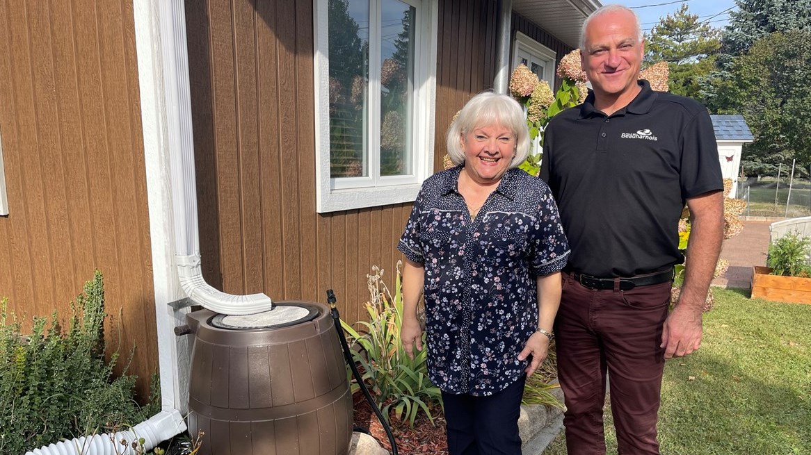 Le maire de Beauharnois, Alain Dubuc, prend la pose avec Nicole St-Jean, résidente de la rue Saint-Armand qui s'est démarquée