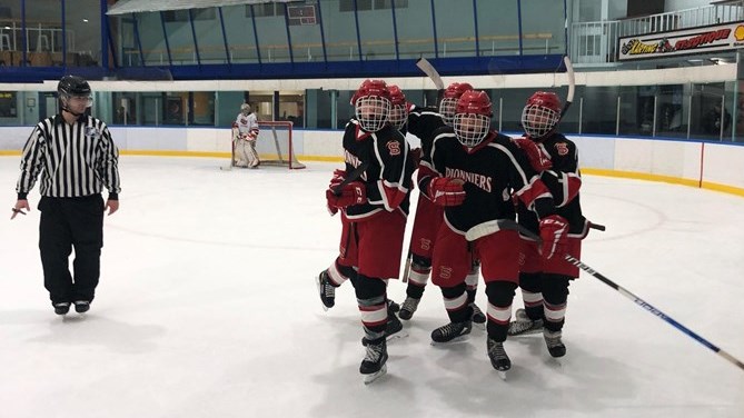 La joie régnait dans le vestiaire du M15 après sa victoire de 4 à 1 contre l’école MGR Parent