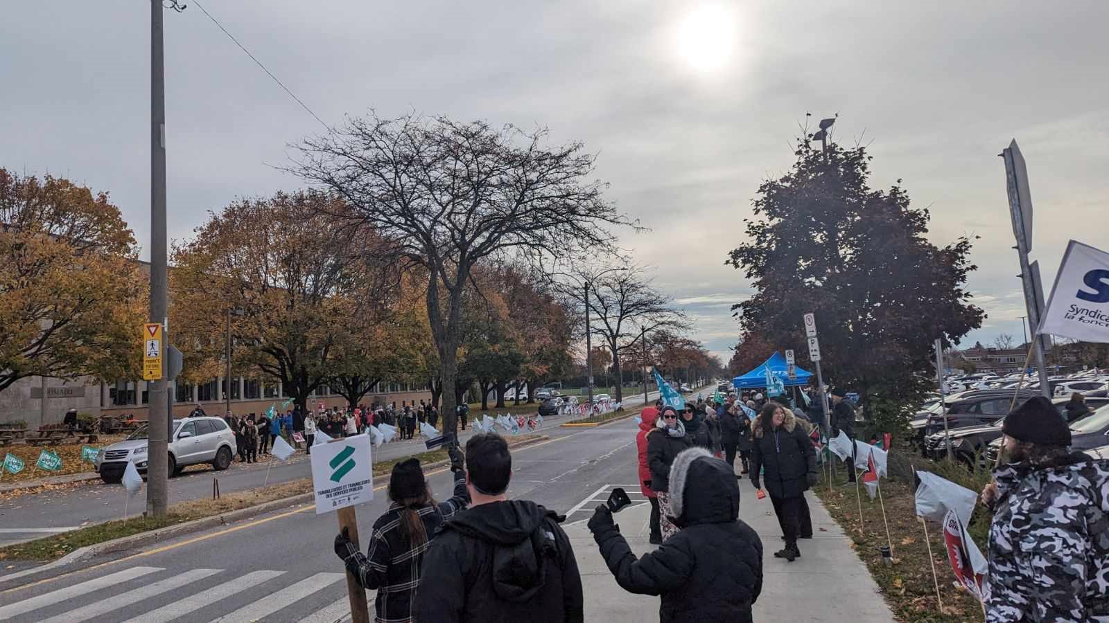 Cégep de Valleyfield: retour en images sur une première demi-journée de grève